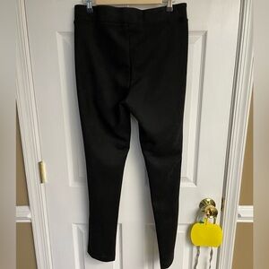 Women’s Andrew Marc black suede like pull in legging pant- NWOT size M